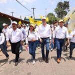 Desfila Alfonso Martínez en Tacícuaro arropado por cientos de personas