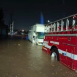 Encharcamientos, autos varados y algunos domicilios afectados por lluvias en Apatzingán