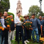 Con miles de flores de cempasúchil ayuntamiento adorna las plazas públicas