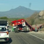 Plataforma se desprende de tráiler y rollo metálico de grandes dimensiones que trasladaba termina obstruyendo la autopista Siglo XXI