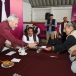 Bedolla atiende peticiones de obra, agua y campo en audiencia pública en Charo