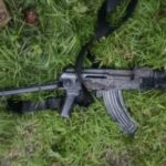 Agentes estatales y federales aseguran en Parácuaro armas, granadas y un vehículo