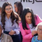 Gladyz Butanda y DIF Michoacán entregan aparatos auditivos a adultos mayores