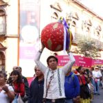 Cientos de personas artesanas pintan el Tianguis de Occidente de Zamora en desfile inaugural