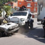 Guardia Civil libera bloqueos con apoyo de vehículos blindados; secretario encabeza operativo en región.