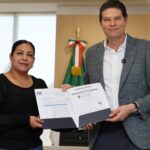 Alfonso Martínez Alcázar entrega certeza jurídica a vecinos de Ampliación Los Sauces