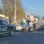 Vuelca auto en la avenida San Juanito Itzícuaro, al poniente de Morelia