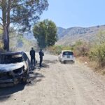 Sujetos atraviesan y queman un vehículo en un rústico camino de Queréndaro
