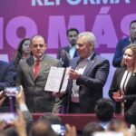 Bedolla firma decreto histórico que pone fin a la herencia de deudas en Michoacán