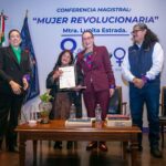 Necesario visibilizar el papel de las mujeres en la historia, señala la profesora Lupita Estrada ante estudiantes