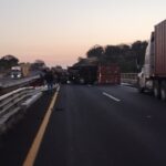 Muere conductor tras volcadura de camión de carga en la Autopista de Occidente, a la altura de Maravatío