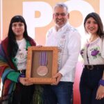 Jennifer, la científica que enseña a las niñas a tocar las estrellas, recibió la Presea Eréndira