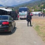 Criminales matan a dos jovencitas a bordo de un vehículo, en Tingambato