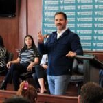 Yankel Benítez dialoga con jóvenes universitarios sobre participación ciudadana