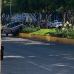 Camioneta termina accidentada sobre un camellón tras ser chocada por otro vehículo, al sur de Morelia