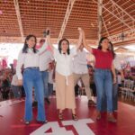 Fanny Arreola le levanta la mano a Gladyz Butanda en Apatzingán