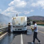  Arde tráiler sobre la autopista Siglo XXI; no se reportan víctimas