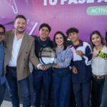 Gladyz Butanda entrega tarjetas del teleférico en Cecytem Uruapan