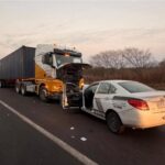 Un fallecido tras choque de frente entre un trailer y automovil, en la autopista Siglo XXI