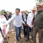 Avanza limpieza de canales en el lago de Pátzcuaro; empleos temporales devuelven su vida: Bedolla