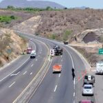 Vuelca camioneta cargada de limón en Parácuaro; no hubo lesionados