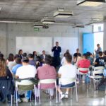 Yankel Benítez sostiene diálogo con jóvenes universitarios