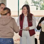 Gabriela Molina acerca información sobre becas a familias michoacanas