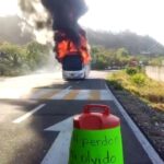 Bloqueo y quema de vehículos tras homicidio de autoridades comunales de Pomaro
