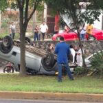 Fallecen dos alumnas de la UNICLA al volcar su camioneta, en la Calzada Benito Juárez