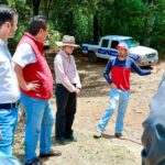 Yankel Benítez supervisa caminos rurales junto con la Saderm