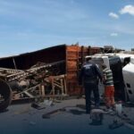 Vuelca tractocamión en la autopista Morelia-Salamanca; no hay lesionados