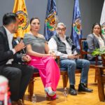 A ESTAR INFORMADOS E INCIDIR EN LA GENERACIÓN DE POLÍTICAS PÚBLICAS EN FAVOR DE MÉXICO, LLAMA EL PERIODISTA FERNANDO COCA A ESTUDIANTES DE LA UMSNH
