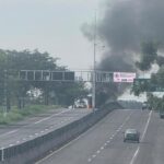 Arde camioneta limonera en la Apatzingán – Cuatro Caminos