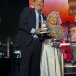 El eco de una voz con sentido social: Jesús Marcha recibe el “Micrófono de Oro”