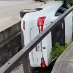 Auto cae a canal pluvial y termina volcado en la colonia Lomas de Vista Bella, Morelia