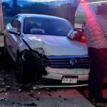 Conductor pierde el control y se estrella contra estructura de contención en Uruapan