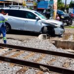 Camioneta es impactada por el tren en Morelia; conductora sufre crisis nerviosa