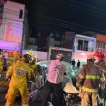 Rescatistas salvan a joven de morir prensado en su auto, tras aparatoso choque en la avenida Periodismo de Morelia