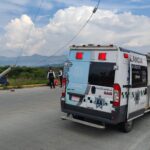 Motociclista sufre múltiples fracturas tras choque contra camioneta en Villas del Pedregal