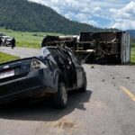 Dos hombres mueren prensados tras choque y volcadura, en Paracho