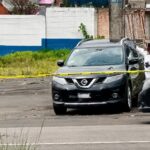 Balean a dos propietarios de lote de venta de autos usados, en Pátzcuaro