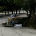 Error de cálculo deja una camioneta atorada debajo de un puente en Morelia