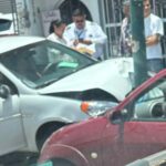 Auto se estrella contra poste en la colonia Félix Ireta, Morelia