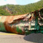 Se desprende remolque de trailer y vuelca, en la autopista Siglo XXI
