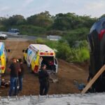 Camioneta cae a desnivel en obra de ampliación de autopista Siglo XXI; hay dos lesionados