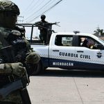 Presuntos sicarios mueren tras enfrentamiento contra la DEFENSA en La Ruana; aseguran armas y camioneta