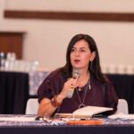 Gaby Molina respalda regulación de celulares en escuelas