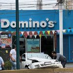 Automóvil choca contra objeto fijo y termina sobre camellón de avenida Camelinas, Morelia