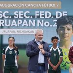 Inaugura Bedolla cinco canchas de fútbol 7 en secundarias de Uruapan