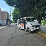 Camión particular choca contra árbol frente a la Macroplaza Estadio